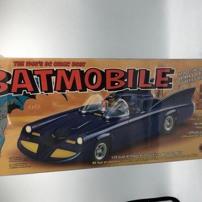 2002 POLAR LIGHTS BATMAN BATMOBILE THE 1960S DC CAR PLASTIC MODEL KIT 1:25 SCALE