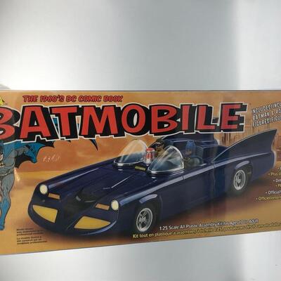 2002 POLAR LIGHTS BATMAN BATMOBILE THE 1960S DC CAR PLASTIC MODEL KIT 1:25 SCALE