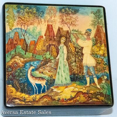 RUSSIAN HANDPAINTED LACQUER BOX