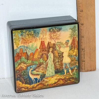 RUSSIAN HANDPAINTED LACQUER BOX
