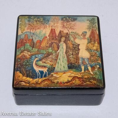 RUSSIAN HANDPAINTED LACQUER BOX