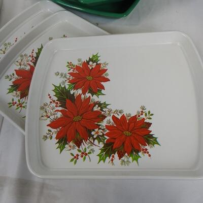 Christmas Plastic Trays, White and Green, Paper Cups