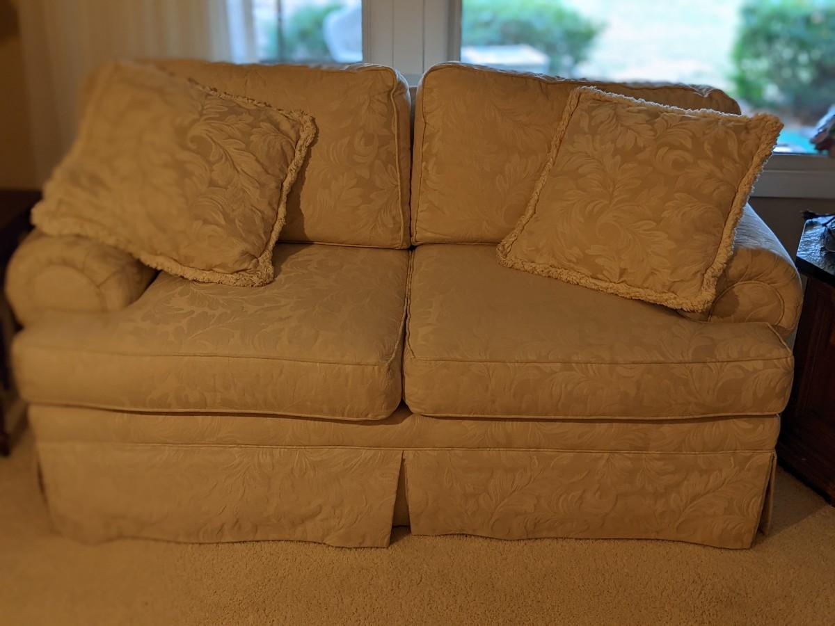 King Hickory Loveseat, Off WhiteVery Nice Condition