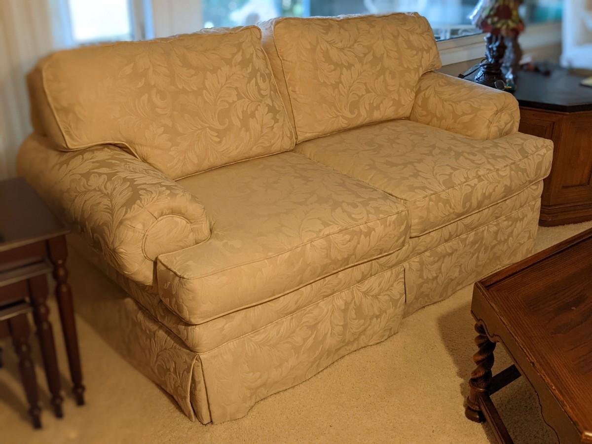 King Hickory Loveseat, Off WhiteVery Nice Condition