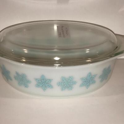 RARE Pyrex Snowflake Lidded Casserole