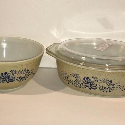 Pyrex 2 pcs of Homestead