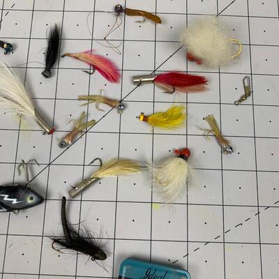 #32 Fishing Flies, Lures & Split Shoes