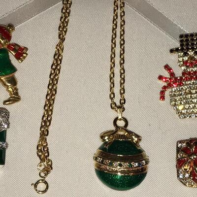 Holiday jewelry lot