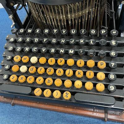 LOT 403.   SMITH PREMIERE NO 1 TYPEWRITER
