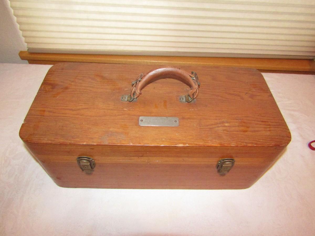 LOT 34 THE SPORTSMAN VINTAGE WOODEN TACKLE BOX