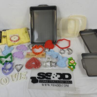 Kitchen Lot: Cake Pans, Cookie Cutters, Plastic Cutlery