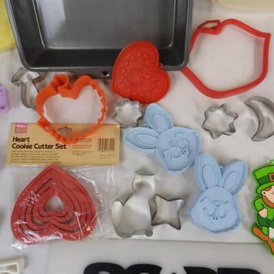 Kitchen Lot: Cake Pans, Cookie Cutters, Plastic Cutlery