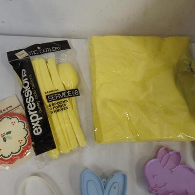 Kitchen Lot: Cake Pans, Cookie Cutters, Plastic Cutlery