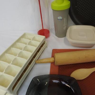 24 pc: Kitchen Lot: Airbake Pan, plate holder, rolling pin, containers, etc