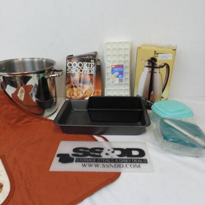 9 pc Kitchen Lot: 12 qt pan, cake pan, loaf pan, cookie shooter, server, etc