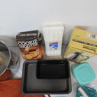 9 pc Kitchen Lot: 12 qt pan, cake pan, loaf pan, cookie shooter, server, etc