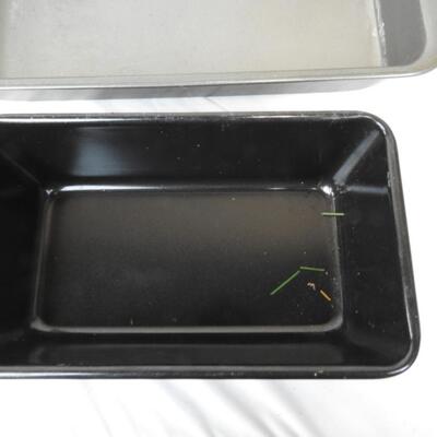 9 pc Kitchen Lot: 12 qt pan, cake pan, loaf pan, cookie shooter, server, etc