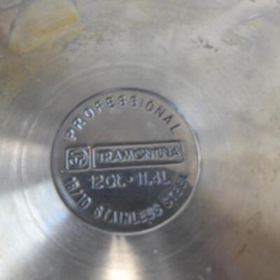 9 pc Kitchen Lot: 12 qt pan, cake pan, loaf pan, cookie shooter, server, etc