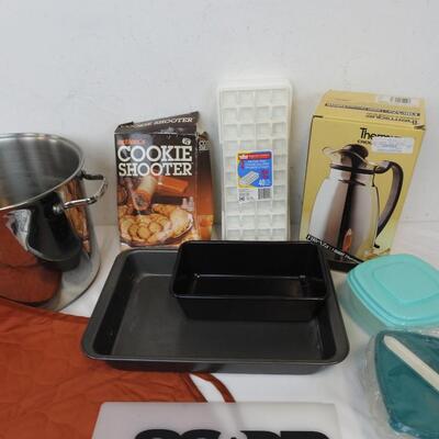 9 pc Kitchen Lot: 12 qt pan, cake pan, loaf pan, cookie shooter, server, etc