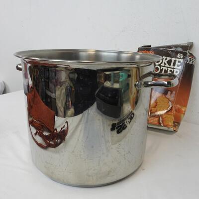 9 pc Kitchen Lot: 12 qt pan, cake pan, loaf pan, cookie shooter, server, etc