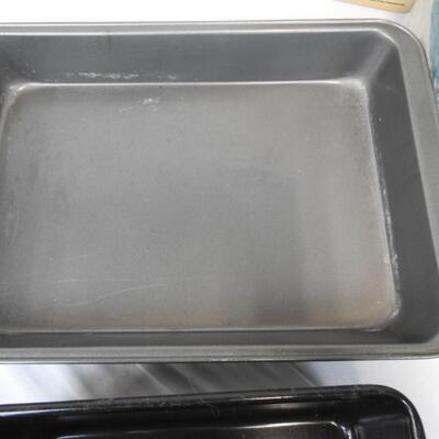9 pc Kitchen Lot: 12 qt pan, cake pan, loaf pan, cookie shooter, server, etc