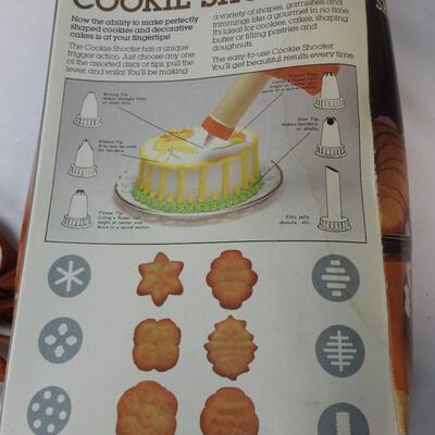 9 pc Kitchen Lot: 12 qt pan, cake pan, loaf pan, cookie shooter, server, etc