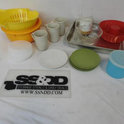12+ Kitchen lot: Tupperware, Plates, Cups, Strainer
