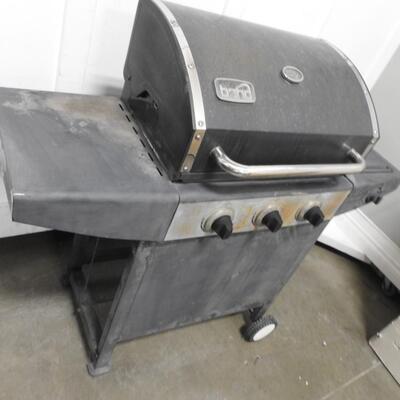 Bond Metal Outdoor Propane Grill, On wheels,  3 Temperature Knobs