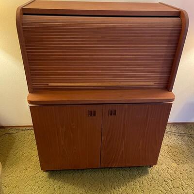LOT 810. VINTAGE DANISH MODERN TEAK ROLLTOP PULL OUT DESK CABINET