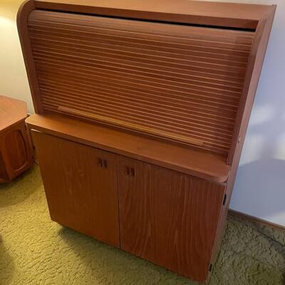LOT 810. VINTAGE DANISH MODERN TEAK ROLLTOP PULL OUT DESK CABINET