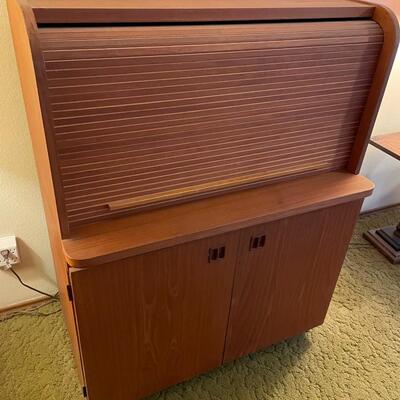 LOT 810. VINTAGE DANISH MODERN TEAK ROLLTOP PULL OUT DESK CABINET