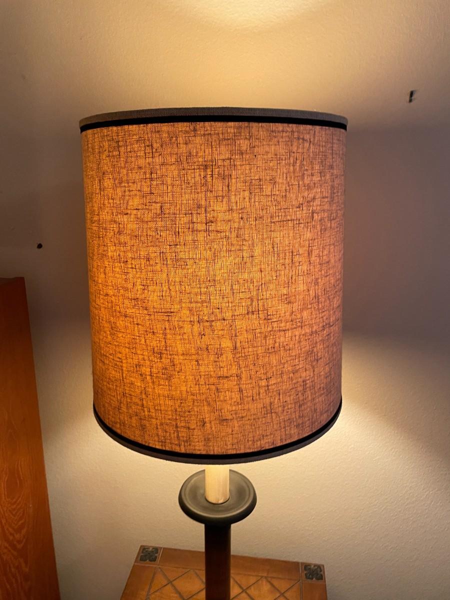 LOT 812 VINTAGE SIDE TABLE FLOOR LAMP