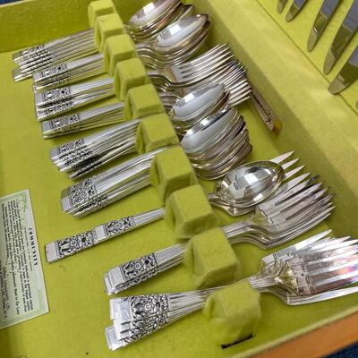 LOT 412  VINTAGE FLATWARE SET CORONATION BY COMMUNITY SILVER PLATE