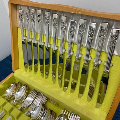 LOT 412  VINTAGE FLATWARE SET CORONATION BY COMMUNITY SILVER PLATE