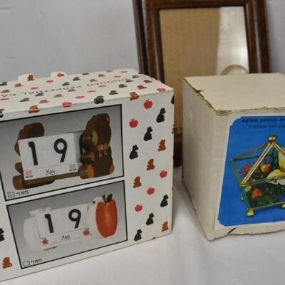 20 pc Home Decor, Wooden Perpetual Calendar, Porcelain Hummingbird