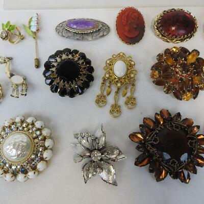 16pc Costume Jewelry Pins. Floral, Cameo, Stones, Aqua, Purple - Vintage