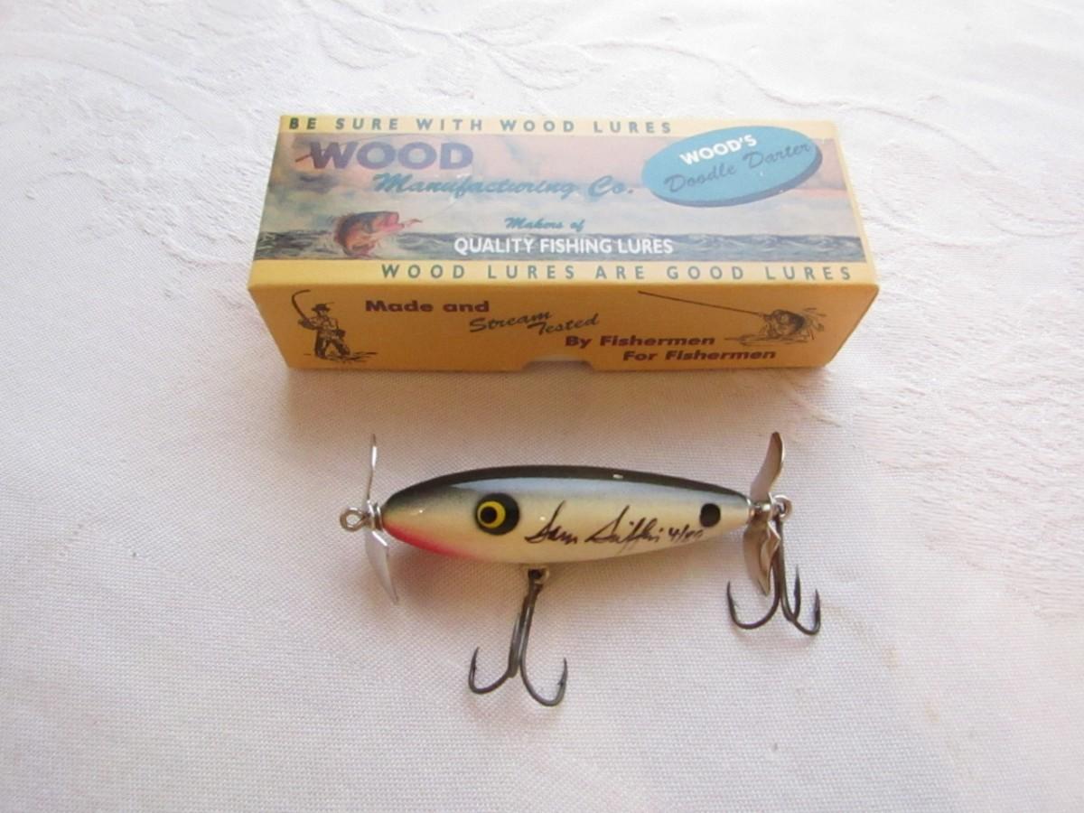 LOT 60 SIGNED WOODEN FISHING LURE AND A WOOD LURES