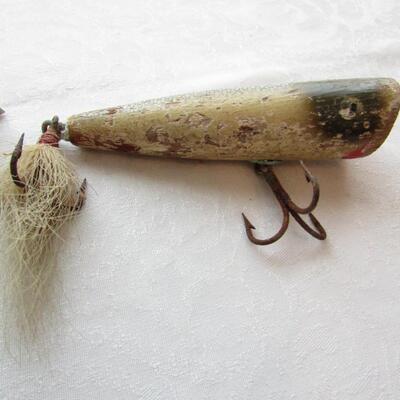LOT 129  VINTAGE WOODEN FISHING LURE AND ICE FISHING DECOY