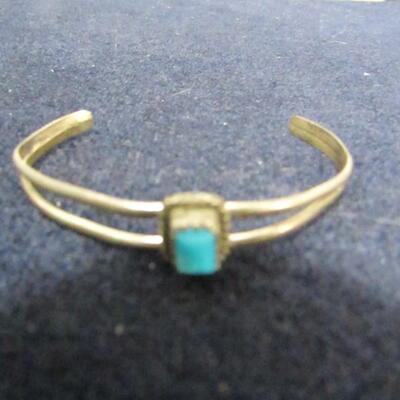 LOT 205  A CHILD'S STERLING SILVER AND TURQUOISE BRACELET