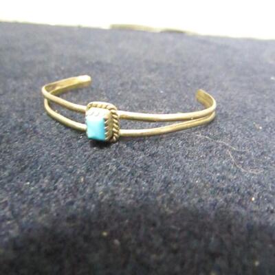 LOT 205  A CHILD'S STERLING SILVER AND TURQUOISE BRACELET