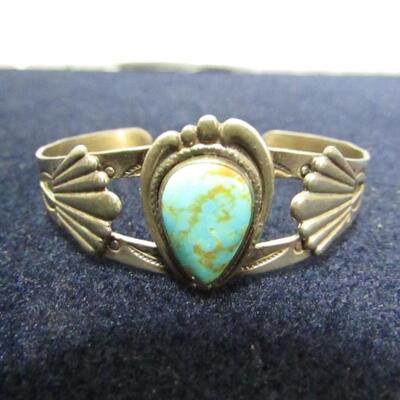 LOT 207  NATIVE AMERICAN TURQUOISE AND STERLING BRACELET