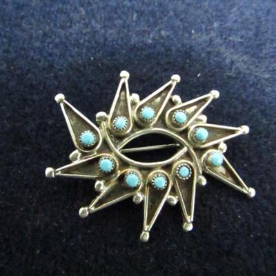 LOT 208  STERLING SILVER AND TURQUOISE BROOCH/PIN