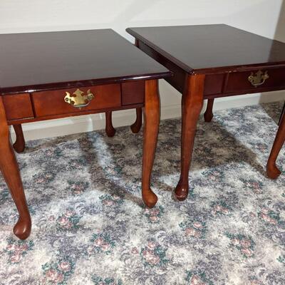 Queen Anne Traditional Accent Table Group, Lot of 3. Cherry Finish