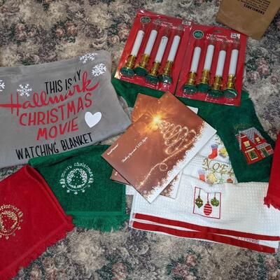 Holiday and Christmas Linens/Decor Mixed Lot