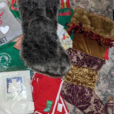 Holiday and Christmas Linens/Decor Mixed Lot