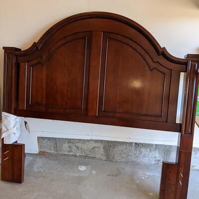 Queen Size Traditional Cherry Stain Wood Bed w/ Finials
