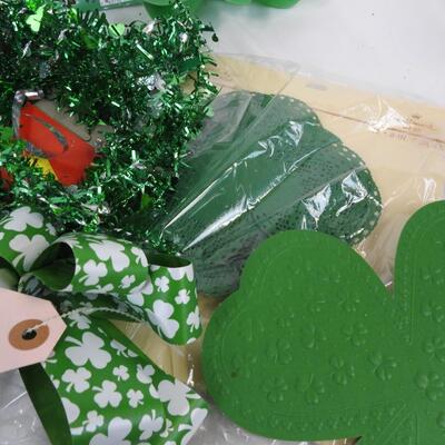 St Patrick's lot 20+pcs, window clings, plant pokes, candy dishes, paper doilies