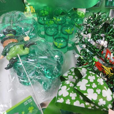 St Patrick's lot 20+pcs, window clings, plant pokes, candy dishes, paper doilies