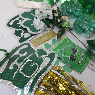 St Patrick's lot 20+pcs, window clings, plant pokes, candy dishes, paper doilies