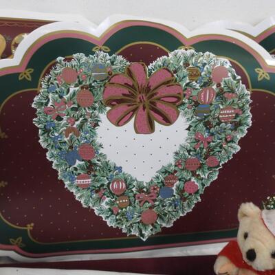 Christmas Lot: 6 vinyl & 4 cloth placemats,, napkins, candles, faux table decor